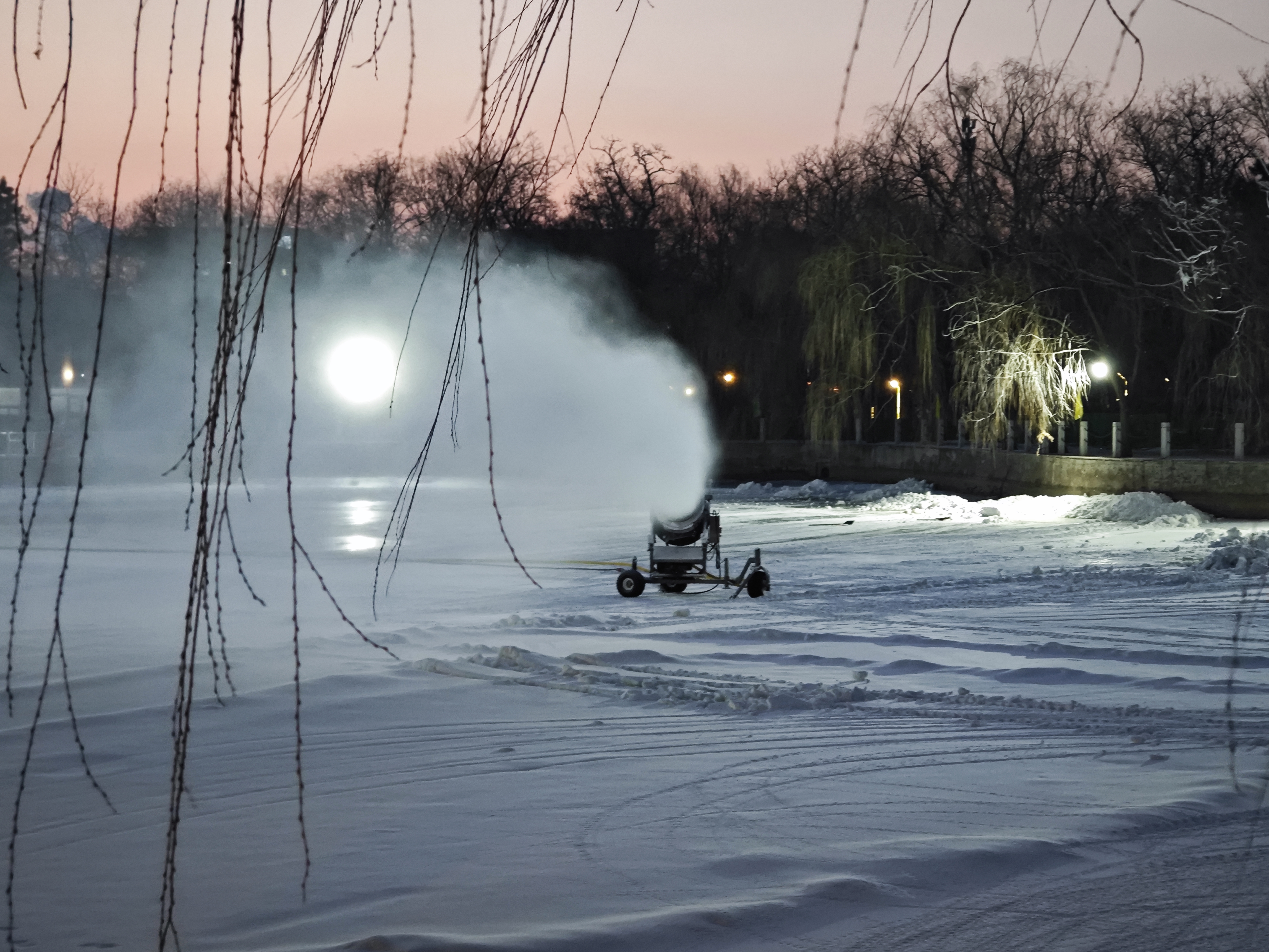 造雪机造出来的粉雪更适合玩耍