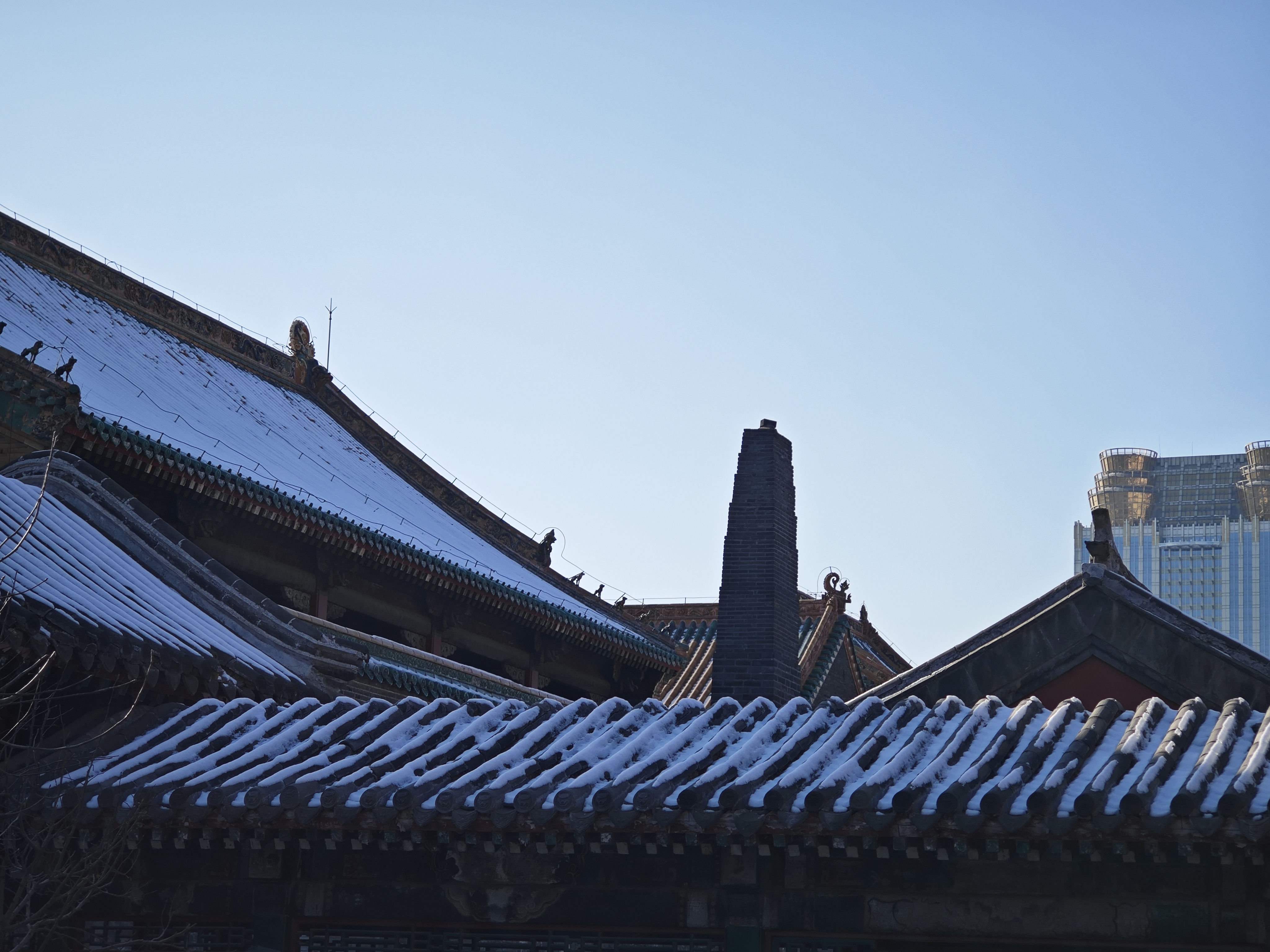屋檐积雪和天空