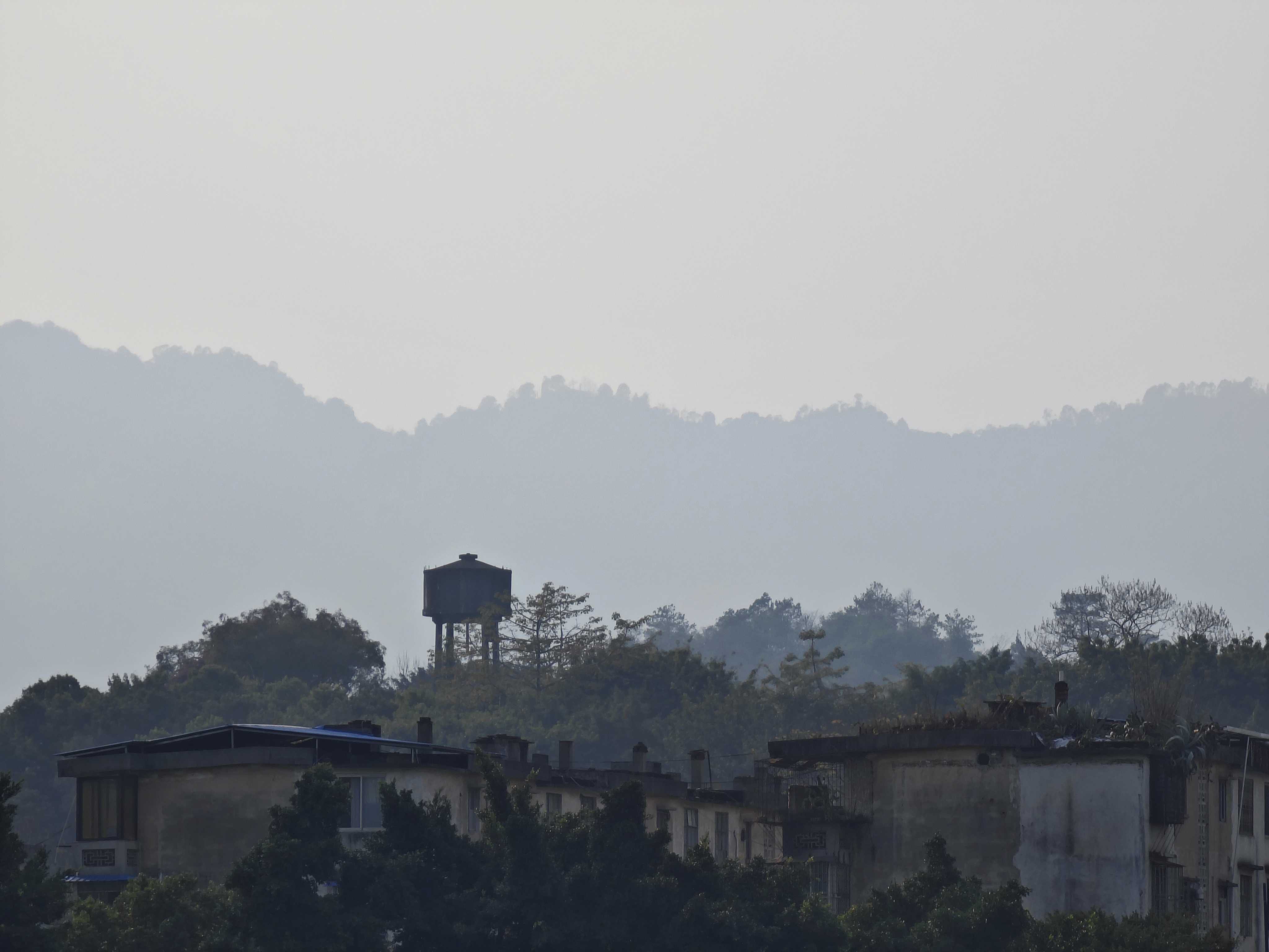 远处的水塔和背后的大山