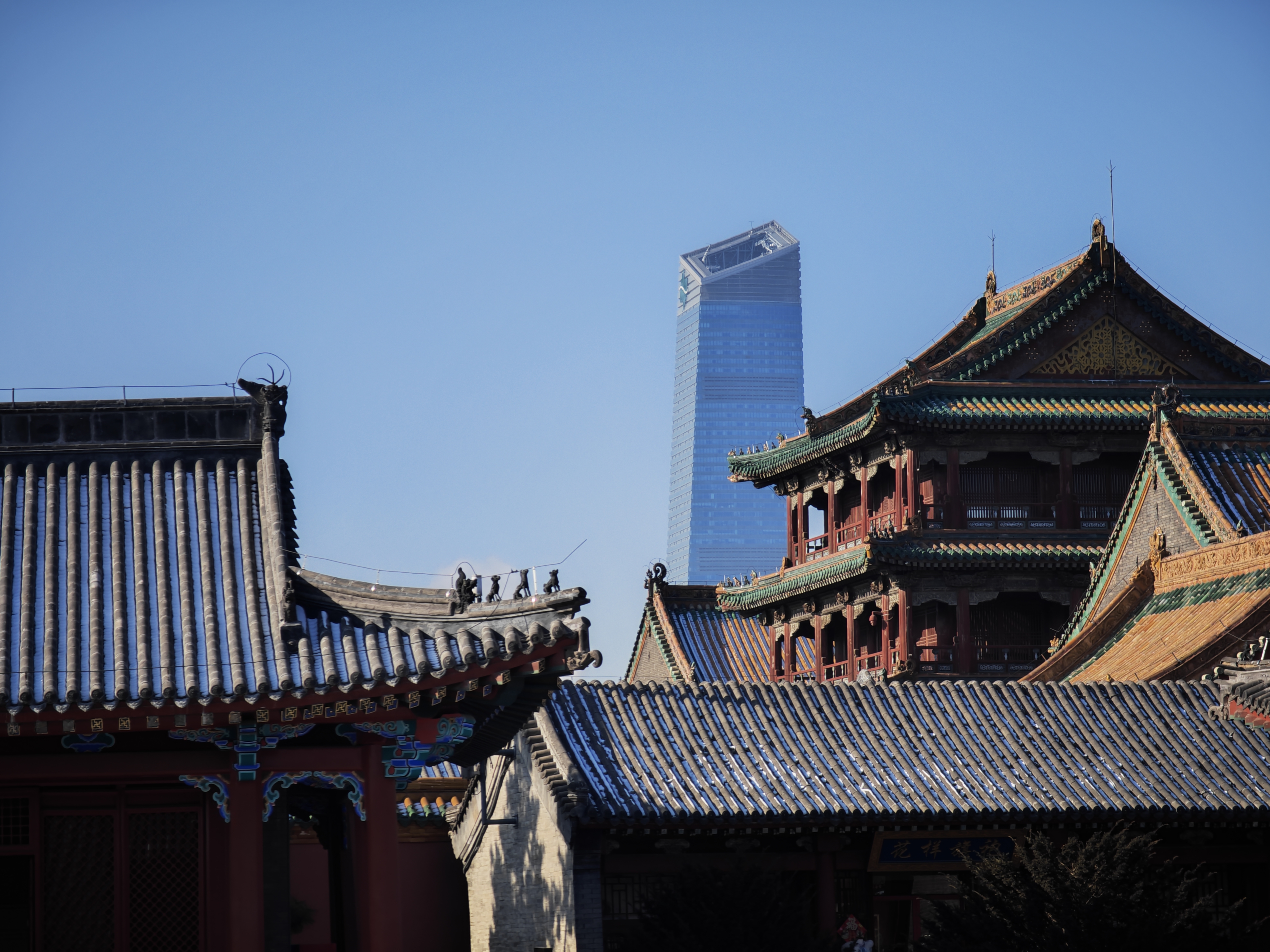 宫殿一角和大楼一角