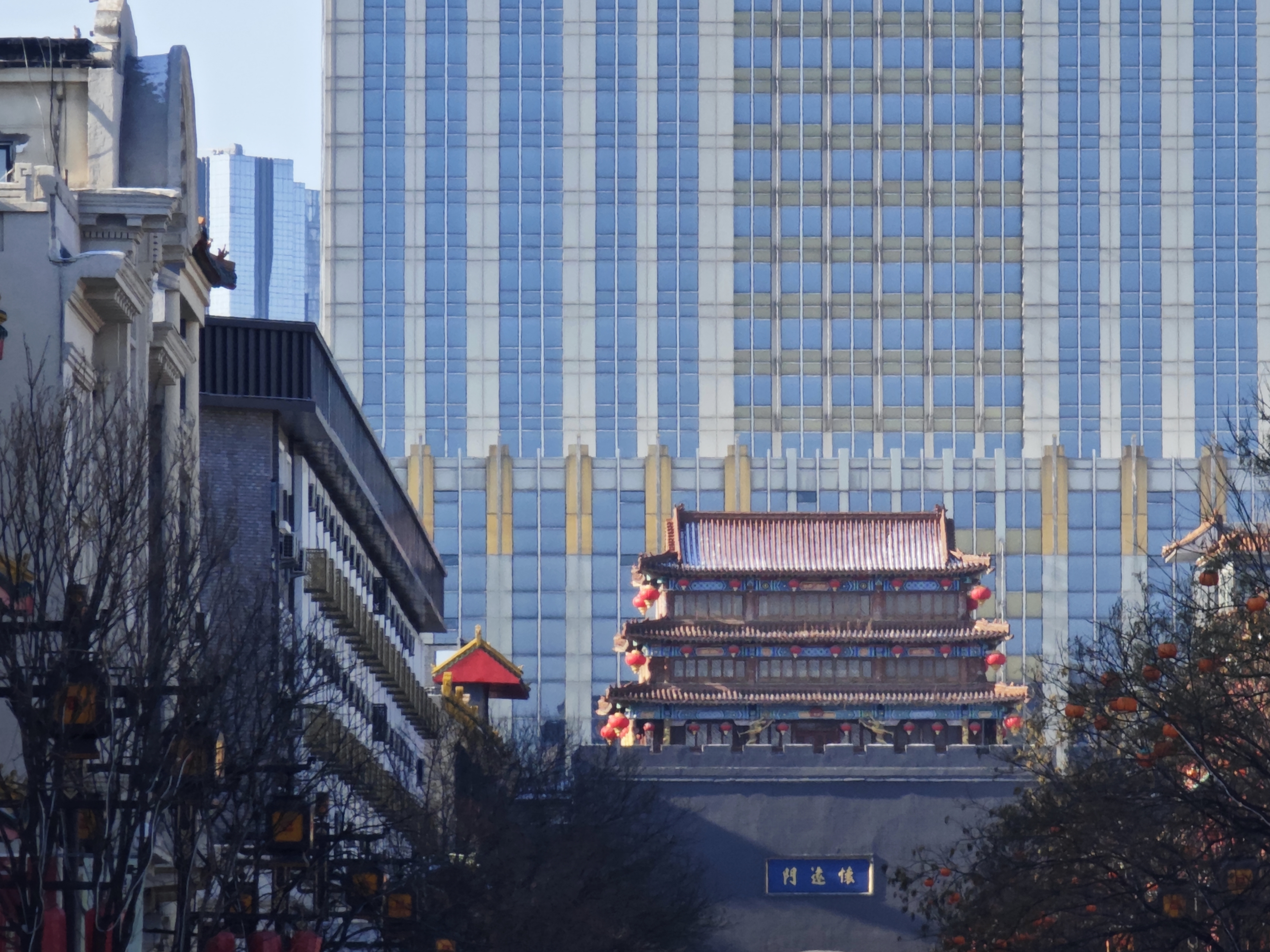 怀远门和背后的大楼