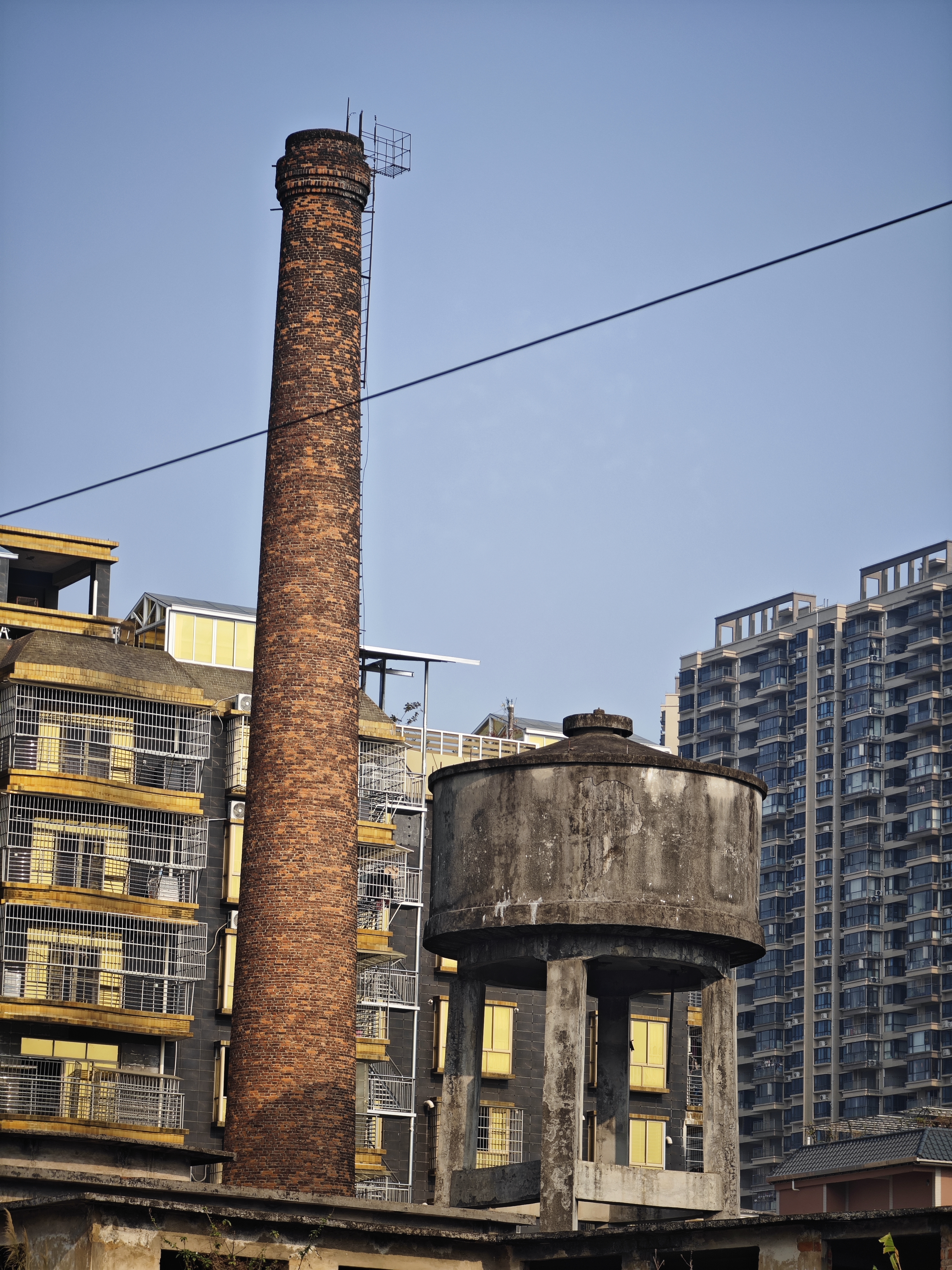 孤独的烟囱和水塔