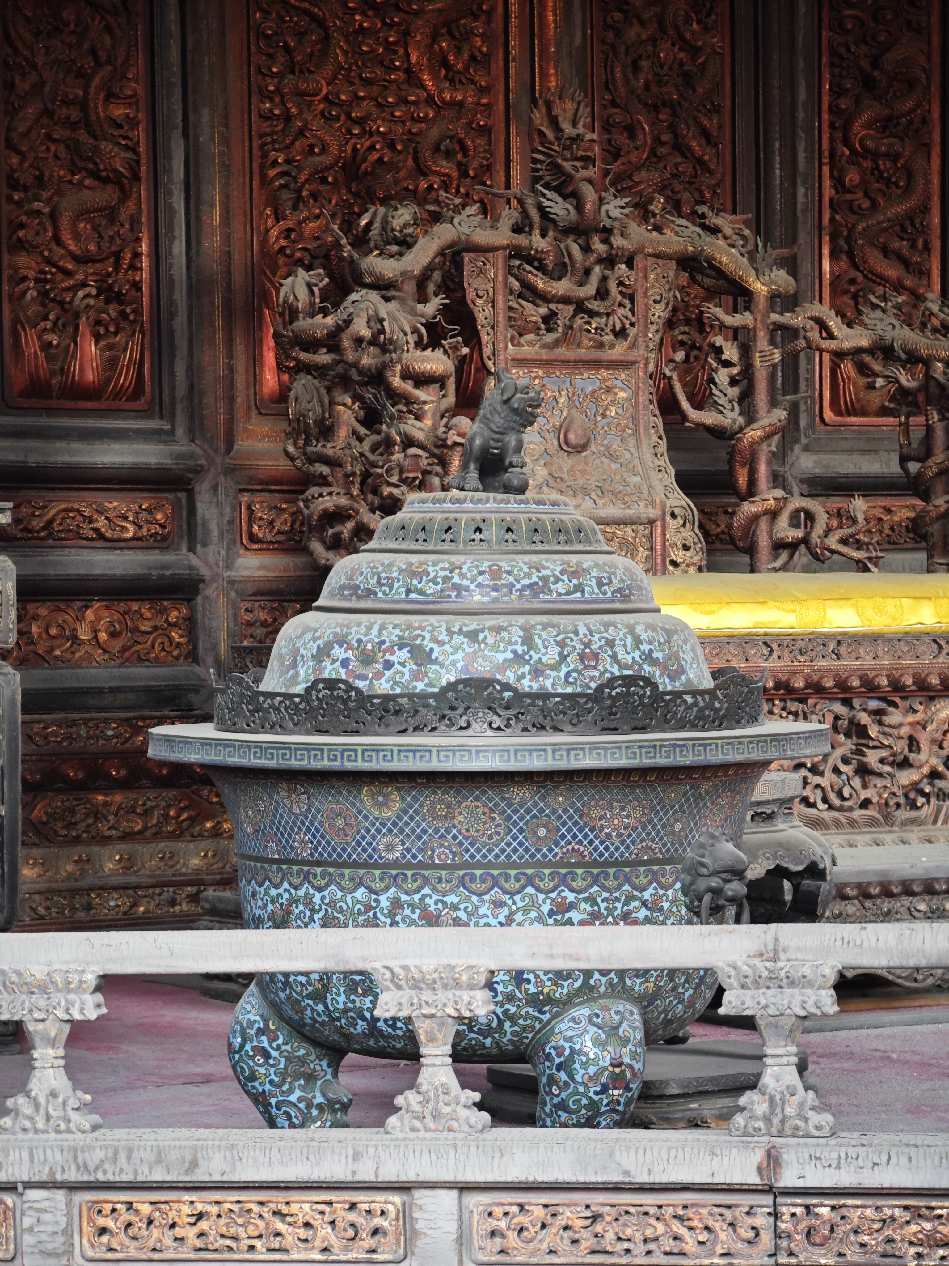 龙椅和小香炉