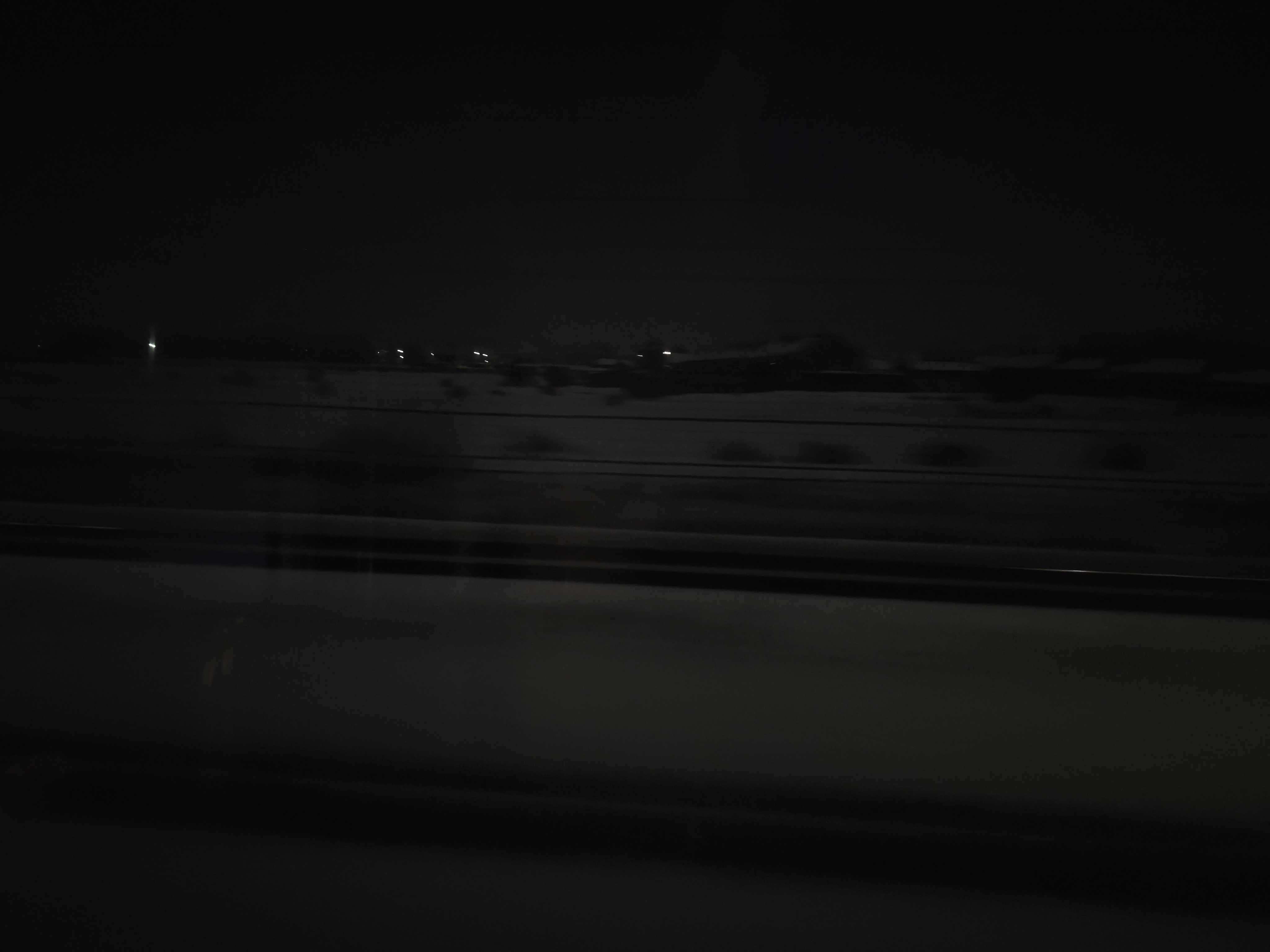 车窗外夜色里的雪地